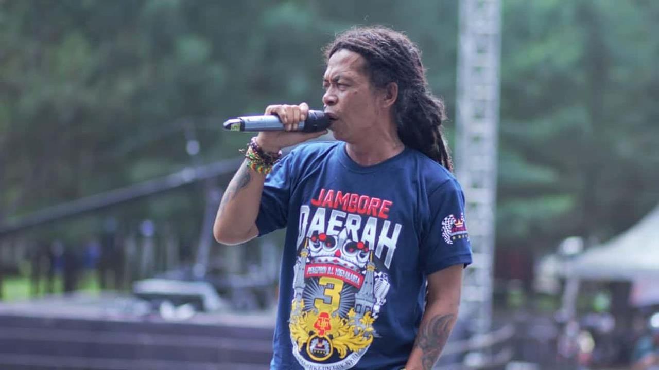 Potret gaya rambut gondrong gimbal Cak Sodiq Monata