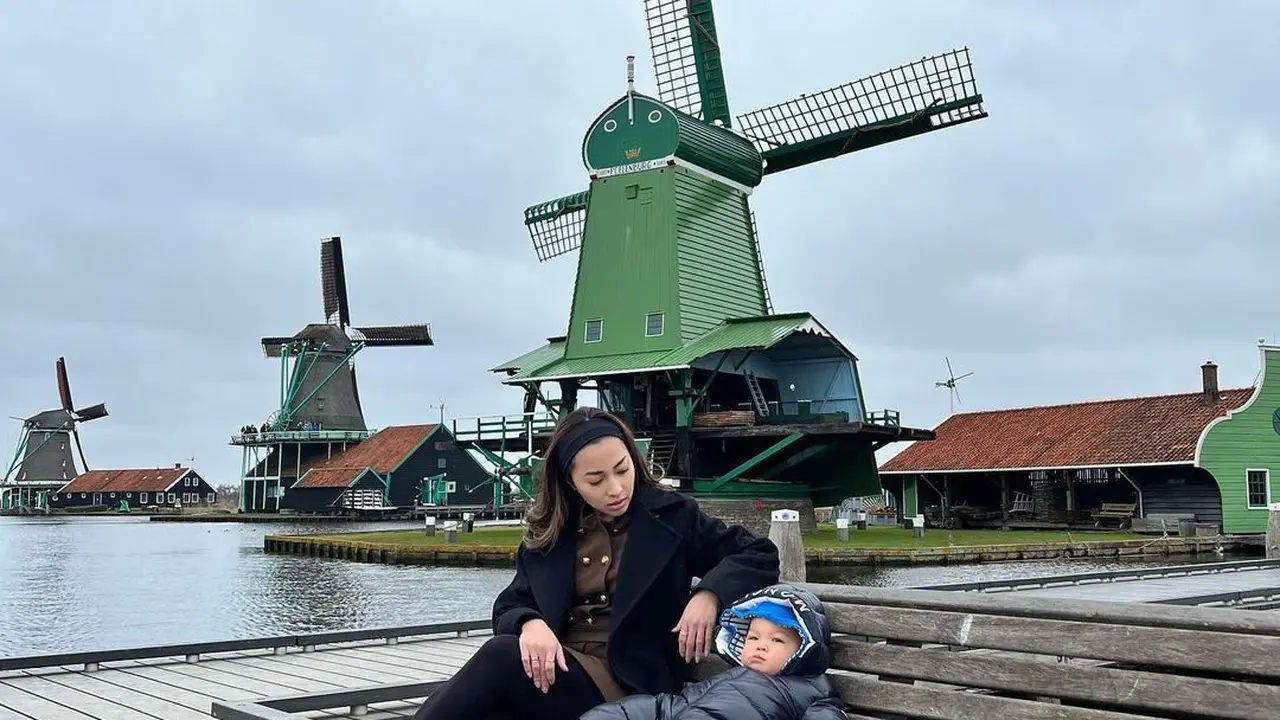 Nikita Willy bersama Baby Izz di Amsterdam (Instagram/nikitawillyofficial94)