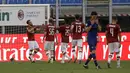 Pemain AC Milan Hakan Calhanoglu (kiri) merayakan golnya ke gawang AS Roma bersama rekan-rekannya pada pertandingan Serie A di Stadion San Siro, Milan, Minggu (28/6/2020). AC Milan naik ke posisi 7 klasemen dengan 42 poin usai mengalahkan AS Roma 2-0. (AP Photo/Luca Bruno)