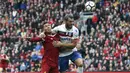 Pemain Liverpool, Roberto Firmino (kiri) berebut bola dengan pemain Stoke City, Erik Pieters pada lanjutan Premier League di Anfield, Liverpool, (28/4/2018). Liverpool hanya bermain imbang 0-0 melawan Stoke City. (Martin Rickett/PA via AP)