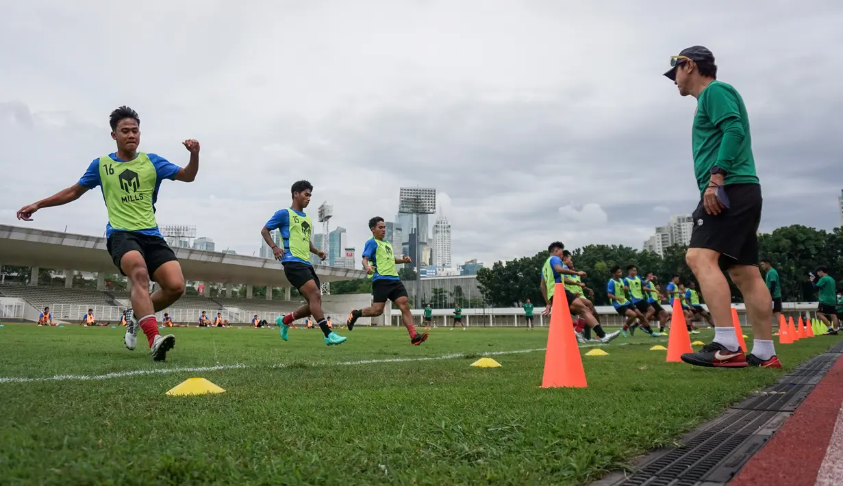 Dipimpin langsung oleh pelatih kepala Shin Tae-yong, Timnas Indonesia U-19 melakukan latihan perdana untuk persiapan Piala Dunia U-20 2023 di Stadion Madya, Senayan, Jakarta, Rabu (02/04/2022) sore WIB. (Bola.com/Bagaskara Lazuardi)