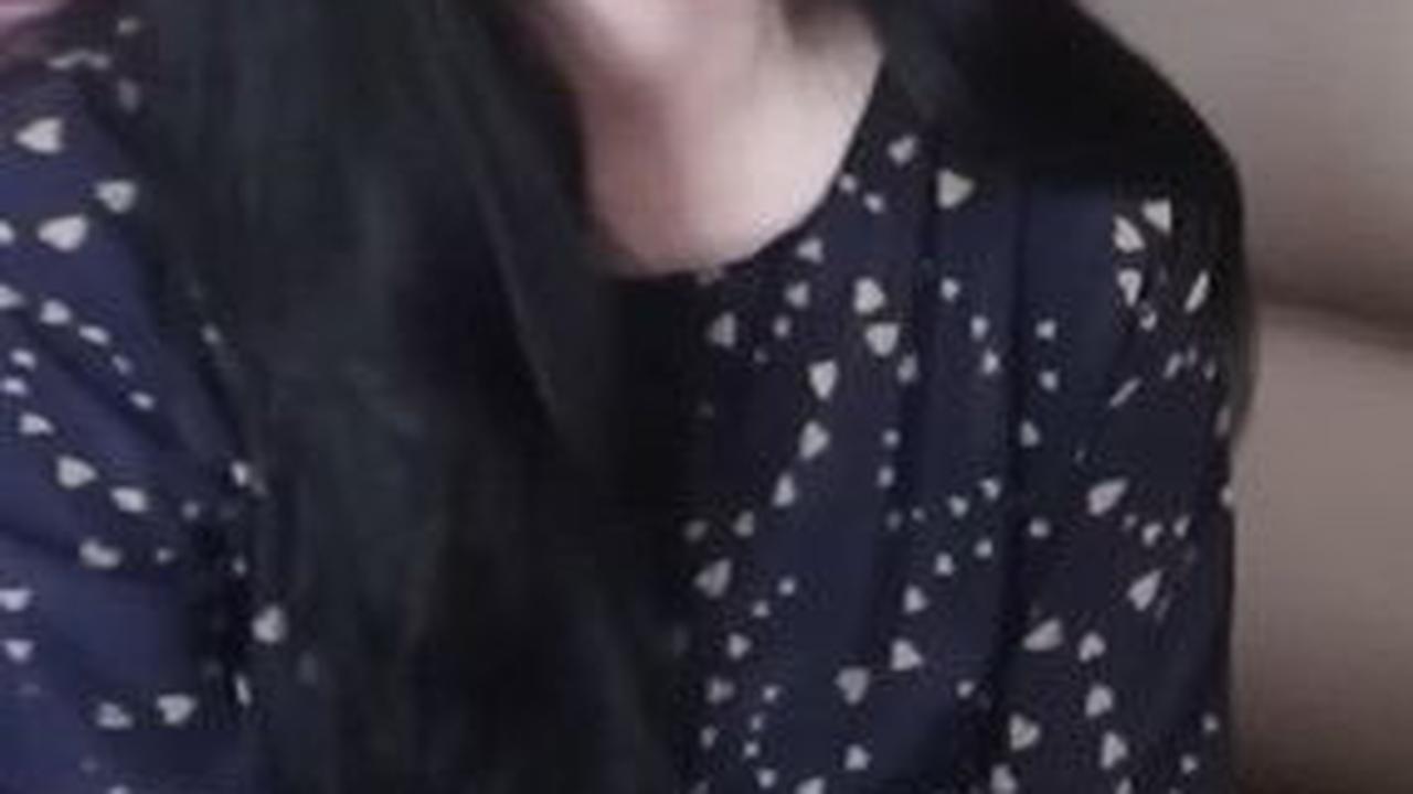 Menjadi istri pejabat tidak membuat Arumi Bachsin lupa pada jasa orang terdekatnya. Ia bahkan menjenguk mantan ajudannya yang baru melahirkan dan ngobrol akrab seperti emak-emak pada umumnya.<br>