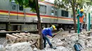 Pekerja menyelesaikan pembuatan pagar pembatas KRL Commuter di sepanjang jalur Tanjung Barat dan Lenteng Agung, Jakarta, Jumat (27/11/2015). Pagar tersebut guna mencegah kecelakaan akibat warga yang menyeberang sembarangan. (Liputan6.com/Yoppy Renato)