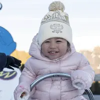 Lily tampil menggemaskan dengan outfit musim dingin bernuansa pink. [Foto: Instagram/ Raffinagita]