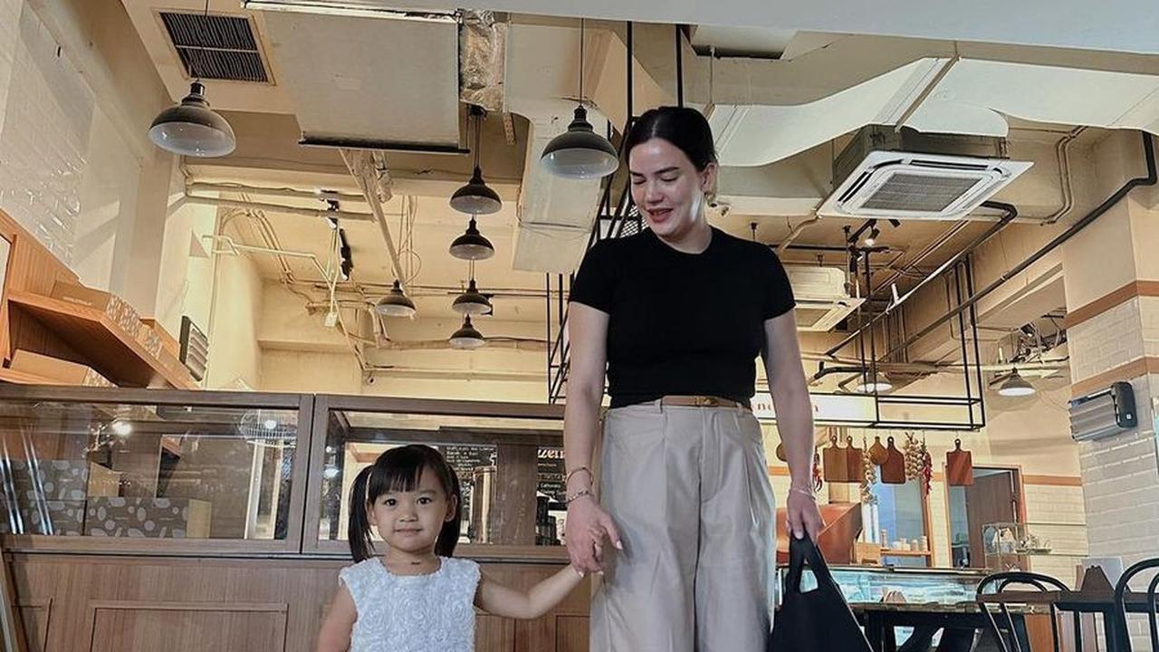Disebut Hot Mama, 8 Foto Style Minimalis Ala Alice Norin yang Gayanya Bak Aktris Cantik Korea