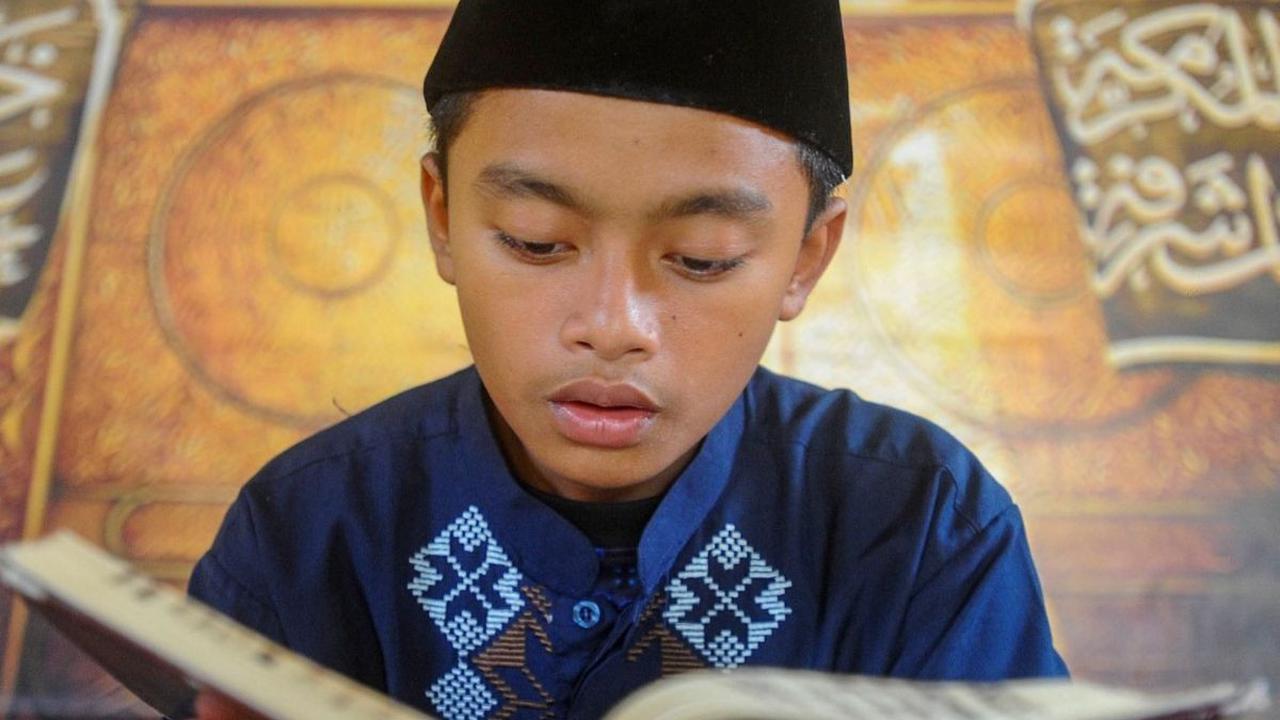 Selain itu, kegiatan ini juga menjadi sarana untuk menjaga tradisi dan kecintaan terhadap Alquran.<br><br>Pondok Pesantren Modern Daarut Tarqiyah Primago memiliki tradisi yang kuat dalam menjaga kegiatan tadarus Alquran. Foto: merdeka.com / Arie Basuki<b