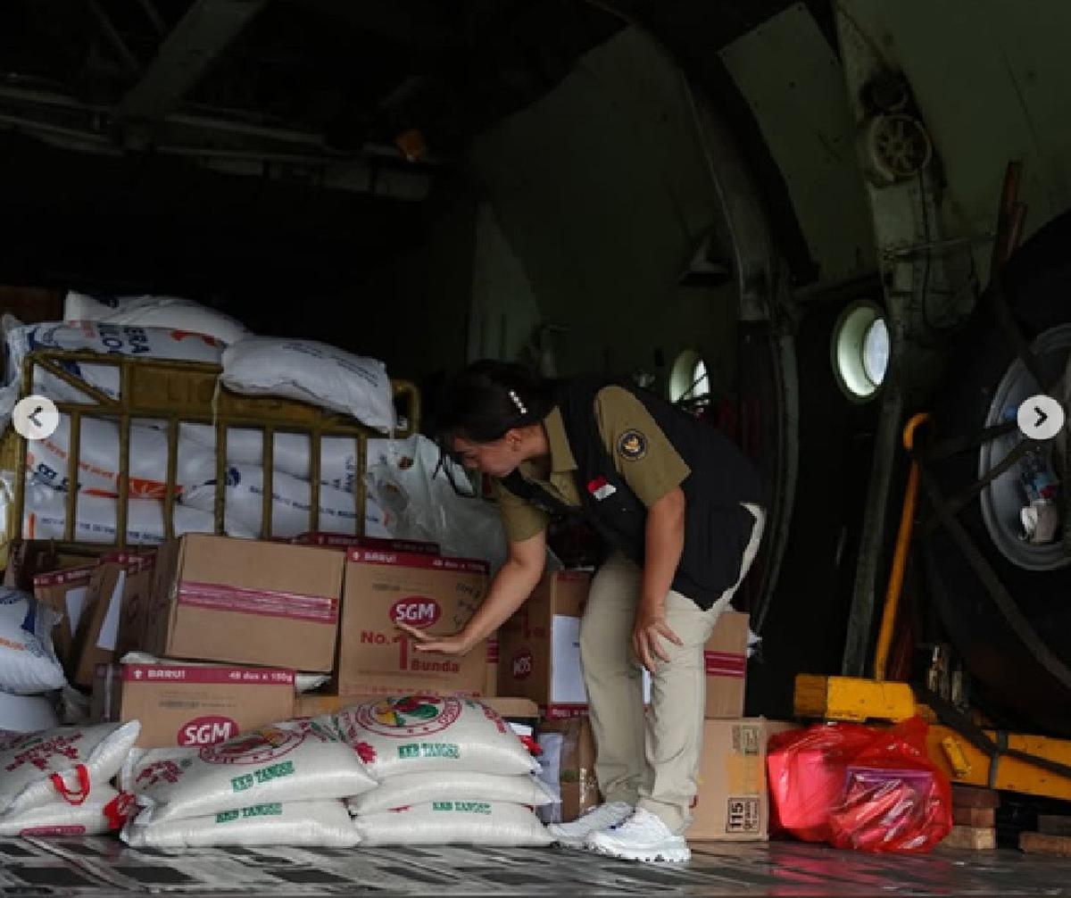 Zita Anjani Bagikan Bantuan Presiden untuk Korban Banjir Bandang Sumatera, Pakai Sepatu Putih