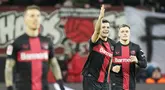 Pemain Bayer Leverkusen, Granit Xhaka, melakukan selebrasi setelah mencetak gol ke gawang  Mainz dalam duel pekan ke-23 Bundesliga di Stadion BayArena, Sabtu (24/2/2024). Leverkusen menang dengan skor 2-1. (AP Photo/Martin Meissner)
