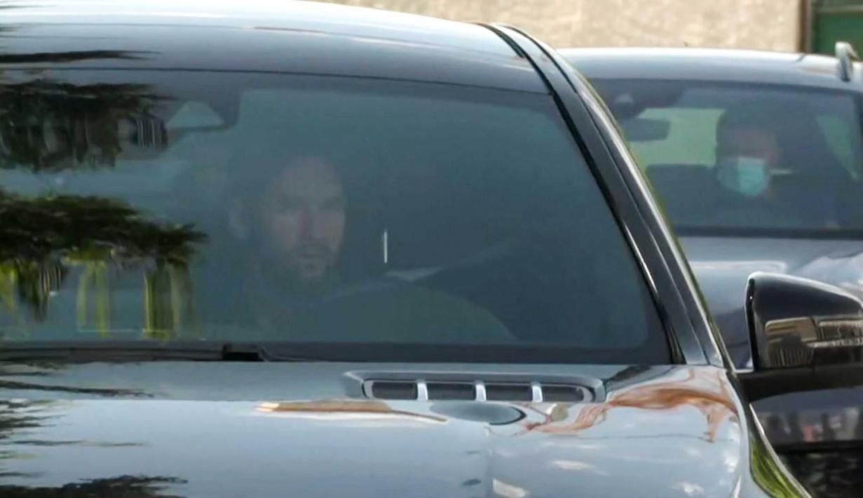 Striker Barcelona, Lionel Messi, dengan mengendarai mobil tiba di lokasi latihan Barcelona, Senin (7/9/2020). Ini kali pertama Messi ikut berlatih sejak berusaha meninggalkan Barcelona namun gagal hengkang. (AFP/STR)