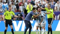 Penyerang Timnas Argentina, Julian Alvarez (kiri), merayakan gol keduanya bersama pelatih Lionel Scaloni pada laga perempat final Piala Dunia 2026 melawan Swiss di Kansas City Stadium, Kansas City, Missouri, Amerika Serikat, Minggu (12/7/2026) pagi WIB.  (Lars Baron/Getty Images/AFP)