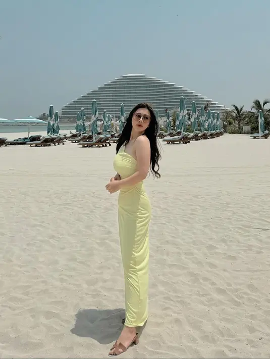 Beberapa fans bahkan mengomentari betapa warna kuning dress ini sangat pas dengan tone kulitnya. [Foto: Instagram/felicyangelista_]