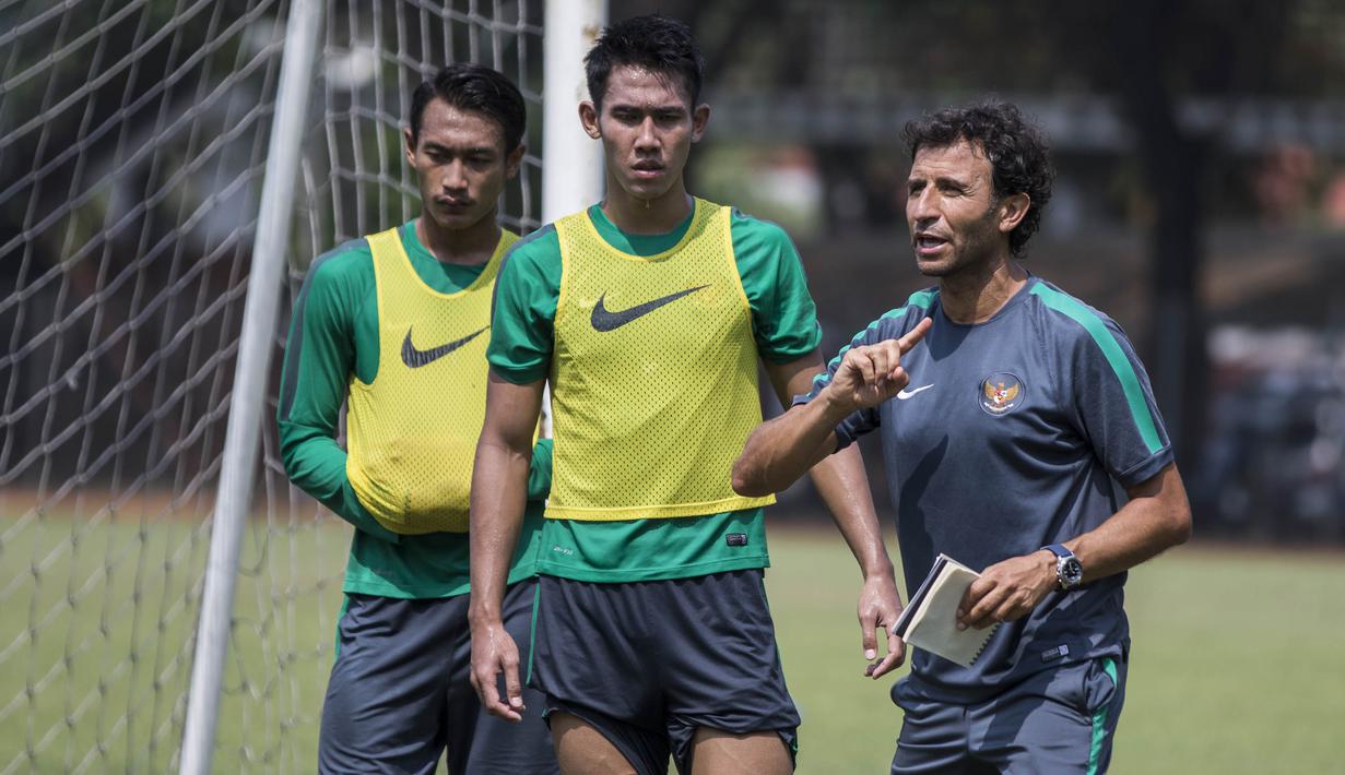 Pelatih Timnas Indonesia U-22, Luis Milla, memberikan instruksi saat latihan di Lapangan SPH Karawaci, Banten, Kamis (10/8/2017). Latihan dilakukan sebagai persiapan jelang SEA Games 2017 Malaysia. (Bola.com/Vitalis Yogi Trisna)