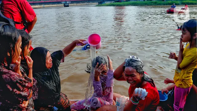 Tradisi Keramas di Sungai Cisadane Sambut Bulan Ramadhan
