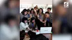 Seorang polwan terpaksa menjalani akad nikah lewat video call karena sedang dalam tugas.