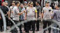 Kapolda Metro Jaya Irjen Pol Gatot Eddy Pramono (tengah) saat meninjau situasi dan kondisi pengamanan sekitar gedung Mahkamah Konstitusi, Jakarta, Jumat (14/6/2019). Ribuan aparat gabungan menjaga keamanan sidang perselisihan Pilpers 2019. (Liputan6.com/Helmi Fithriansyah)