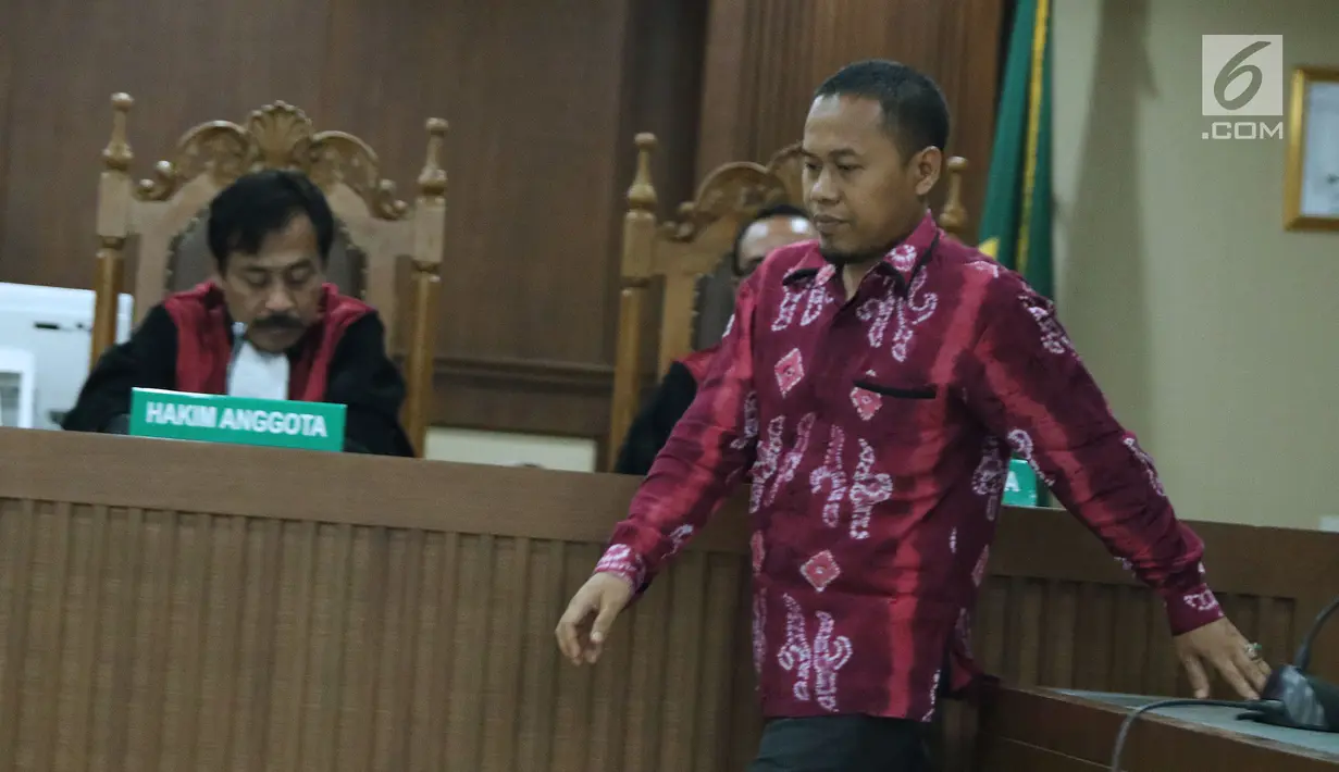 Terdakwa perantara suap pembangunan RSUD Damanhuri, Barabai, TA 2017, Abdul Basit saat sidang putusan di Pengadilan Tipikor, Jakarta, Senin (13/8). Abdul Basit dijatuhi hukuman 4 tahun penjara, denda Rp 200 juta. (Liputan6.com/Helmi Fithriansyah)