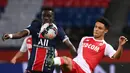 Gelandang AS Monaco Sofiane Diop bersaing memperebutkan bola dengan gelandang Paris Saint-Germain (PSG), Idrissa Gueye pada laga pekan ke-26 Liga Prancis di Parc des Princes, Senin (22/2/2021) dini hari WIB. PSG menelan kekalahan di kandangnya sendiri dengan skor 0-2 atas Monaco. (FRANCK FIFE/AFP)
