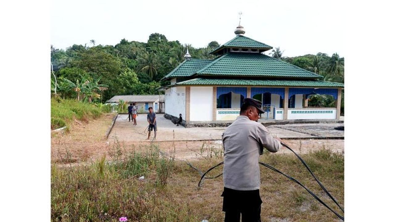 Sinergi Polri Masyarakat Lingga: Gotong Royong Pemasangan Listrik Masjid di Pulau Berhala Tingkatkan Keharmonisan