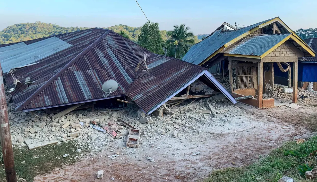 Sebuah bangunan tampak rusak setelah gempa berkekuatan magnitudo 7,7 mengguncang Ruteng, Manggarai, Nusa Tenggara Timur, Sabtu, 15 Agustus 2026. (AFP/ Selo)