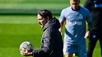 Pelatih Inter Milan, Simone Inzaghi saat memimpin sesi latihan menjelang pertandingan sepak bola leg pertama babak 16 besar Liga Champions melawan Atletico Madrid di pusat latihan di Appiano Gentile, dekat Milan, 19 Februari 2024. (GABRIEL BOUYS/AFP)