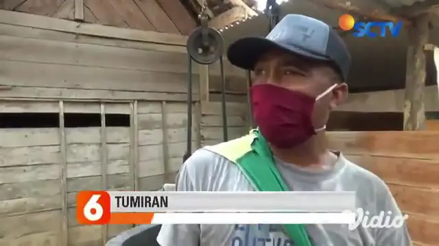 Warga di 44 desa di Kabupaten Ngawi, Jawa Timur krisis air bersih, akibatnya belasan warga di Desa Gunungsari, Kabupaten Ngawi berhamburan menyerbu bak penampungan yang diisi air oleh BPBD kabupaten setempat.