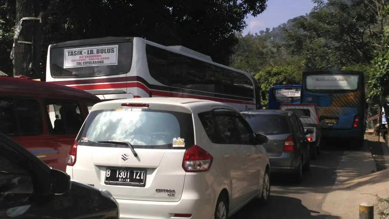Arus kendaraan menuju Tasikmalaya mulai padat.