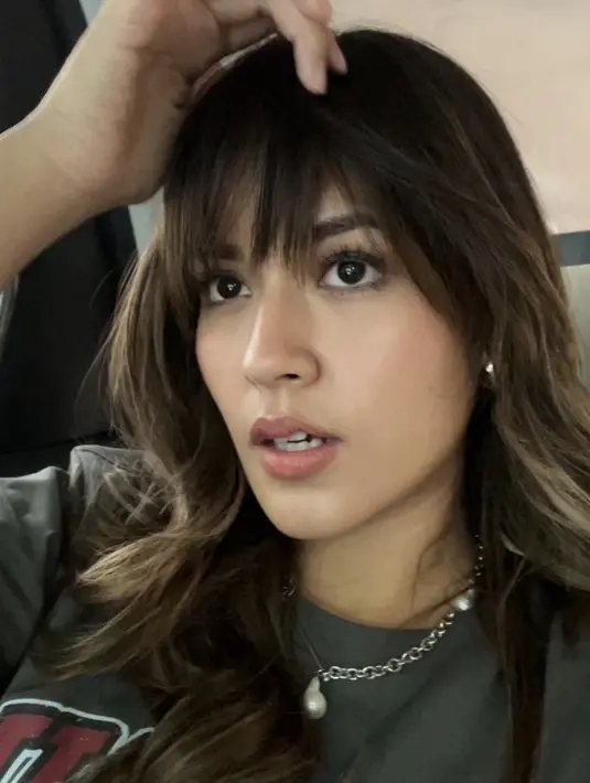 Raisa juga hadirkan pesona memikat denga poni yang membingkai wajahnya. Bahkan gaya rambutnya membuat ia terlihat senantiasa awet muda. [Foto: Instagram/ Raisa]