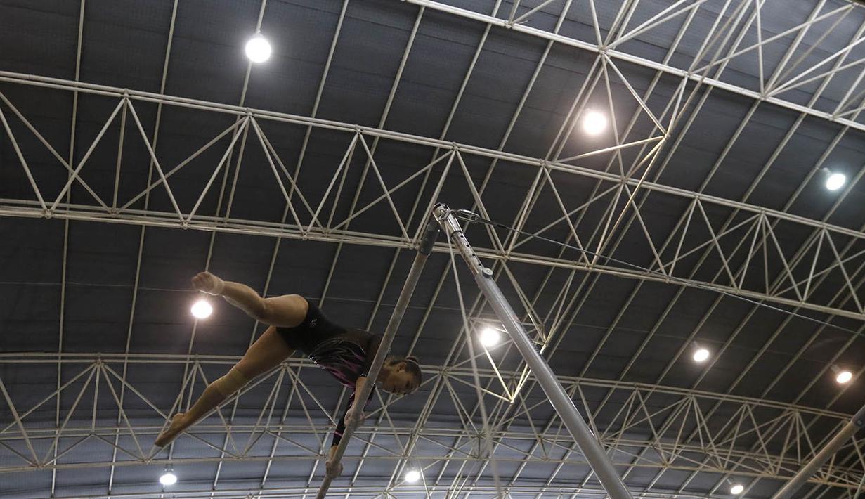 Pesenam Kalimantan Timur, Nefi Nurbaeti, tampil untuk cabang senam nomor palang pada PON XIX di GOR Arcamanik, Bandung, Jawa Barat, Kamis (22/9/2016). (Bola.com/Vitalis Yogi Trisna)