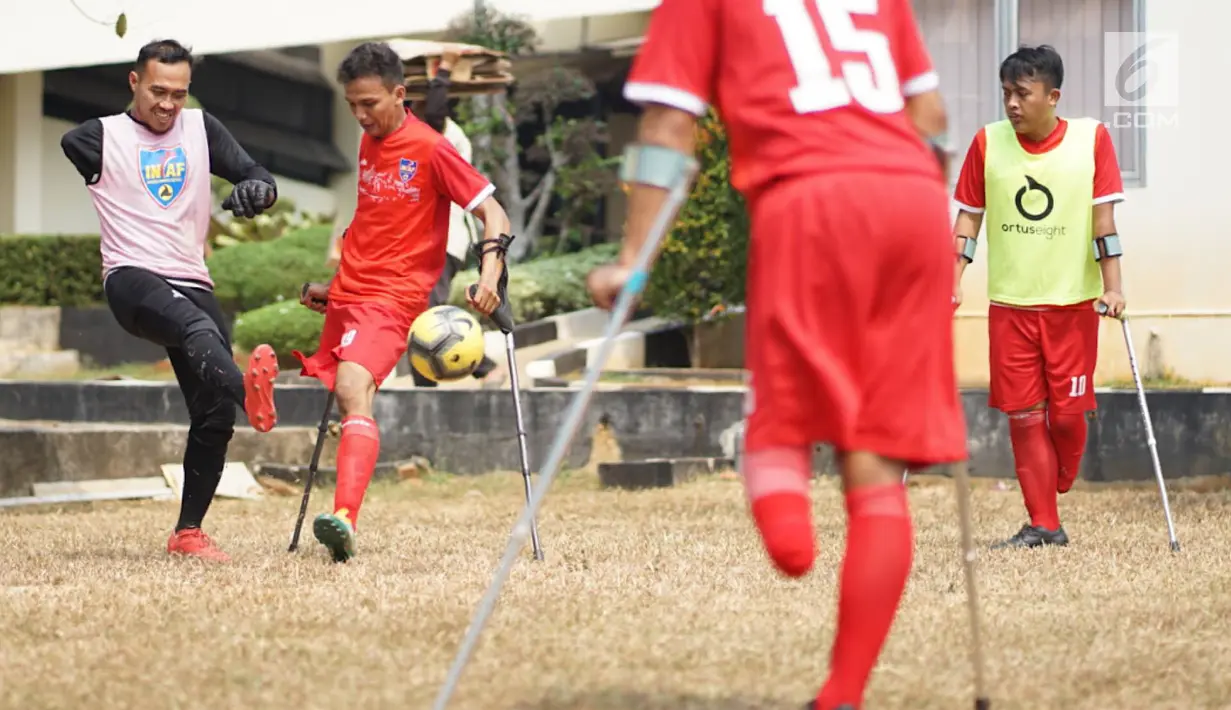 Tim Garuda Indonesia Amputee Football (INAF) mengikuti sesi latihan di kawasan Pesanggrahan, Jakarta, Sabtu (3/8/2019). Latihan tersebut digelar untuk persiapan laga uji coba menghadapi salah satu tim sepak bola amputasi di Inggris dan Jepang pada tahun 2020 nanti. (Liputan6.com/Immanuel Antonius)