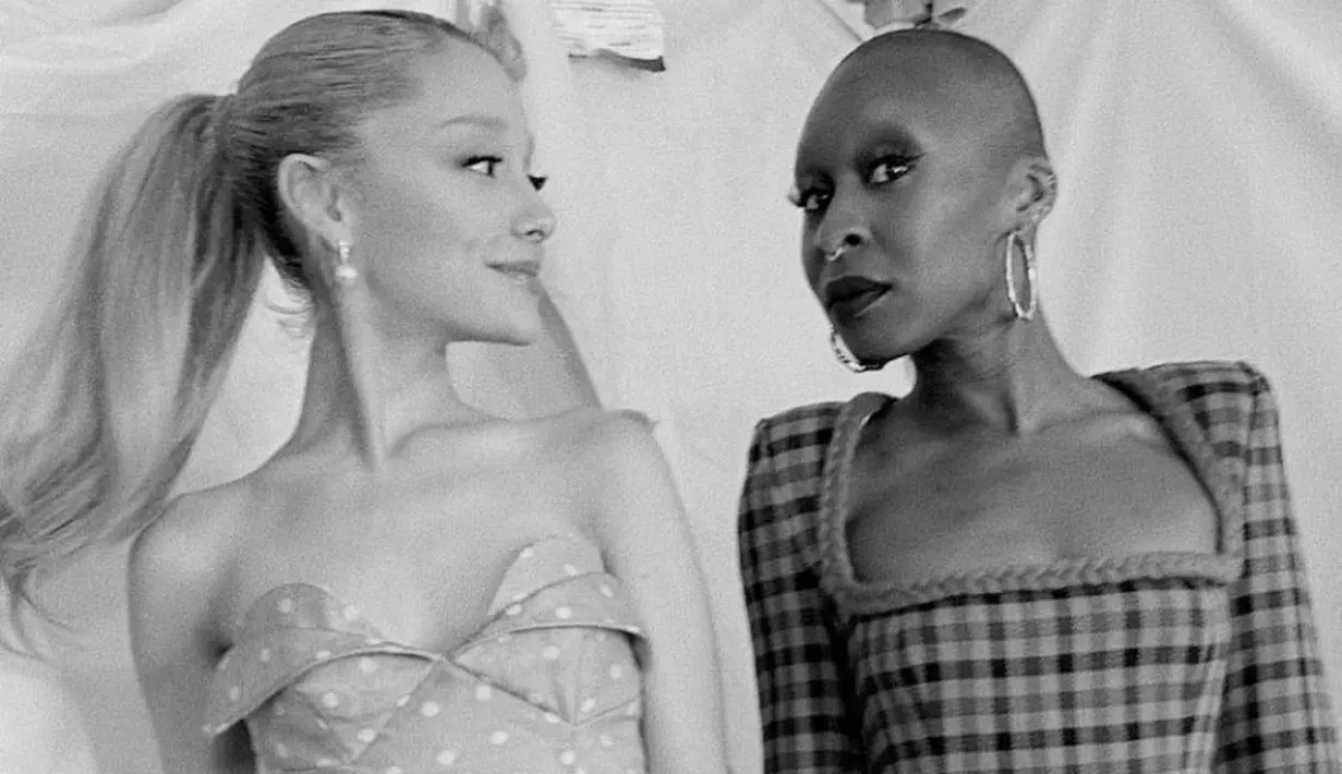 <p>Ariana Grande mengungah foto hitam putih dengan lawan mainnya Cynthia Erivo ke Instagram sambil mengenakan gaun elegan.. (Dok: arianagrande)</p>