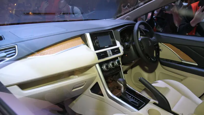 Interior ruang baris pertama Small MPV dari Mitsubishi.