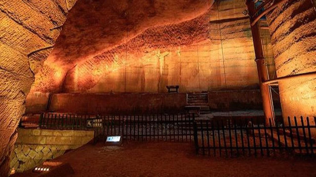 Gua yang dibangun manusia sekitar 2.000 tahun ini tidak sengaja ditemukan oleh petani pada 1992.
Gua dari batu pasir ini terletak di dekat Desa Shiyan Beicun di Sungai Qu, Provinsi Zhejiang, sebelah timur China.