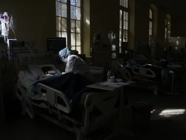 Seorang pekerja medis merawat pasien COVID-19 di ICU Rumah Sakit Umum di La Paz, Bolivia, Rabu (23/6/2021). Bolivia mengalami gelombang ketiga pandemi virus corona (COVID-19), menurut otoritas kesehatan. (AP Photo/Juan Karita)