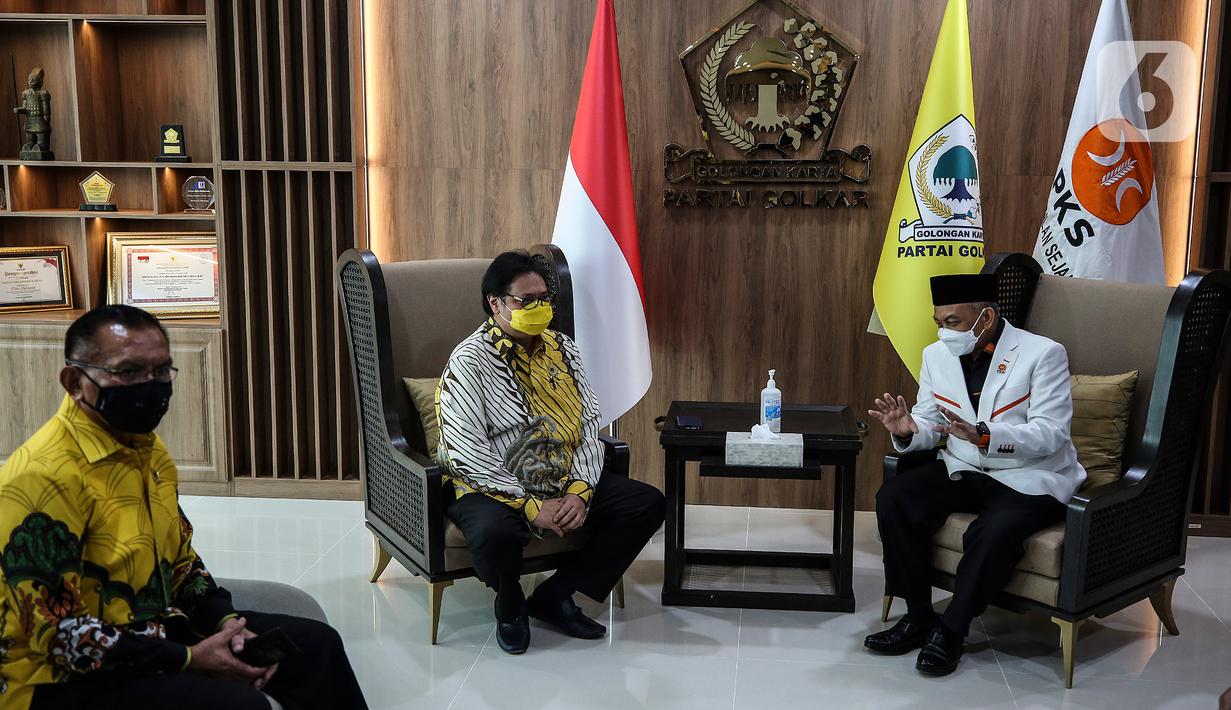 Ketum Partai Golkar Airlangga Hartanto berbincang dengan Presiden PKS, Ahmad Syaikhu di DPP Partai Golkar, Jakarta, Kamis (29/4/2021). Pertemuan dalam rangka silaturahmi kebangsaan serta perkenalan kepengurusan baru PKS di bawah kepemimpinan Presiden PKS Ahmad Syaikhu. (Liputan6.com/Johan Tallo)