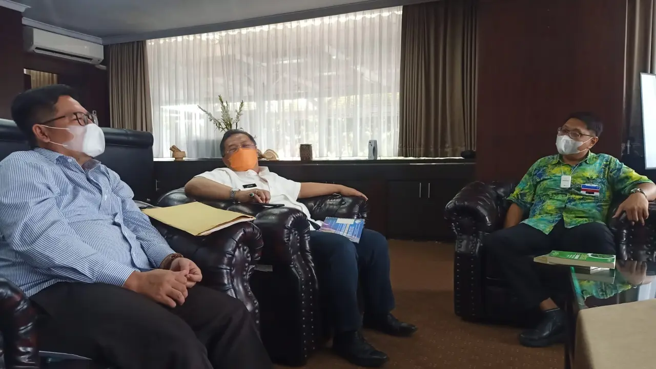 Perwakilan AP2LI  bertemu Sekretaris Kemenpora  Jonni Madrijal. (Ist).