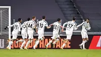 Pemain Juventus Hamza Rafia (tengah) merayakan bersama rekan satu timnya usai mencetak gol ke gawang Genoa pada pertandingan babak 16 besar Coppa Italia di Allianz Stadium, Turin, Italia, Rabu (13/1/2021). Juventus melaju ke perempat final usai menaklukkan Genoa 3-2. (Marco Alpozzi/LaPresse via AP)