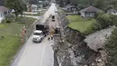 Tanah longsor besar yang disebabkan oleh hujan lebat memotong jalan raya 170 antara Saguenay, Quebec, dan Saint-Simeon. (Jacques Boissinot/The Canadian Press via AP)