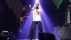 Solois AS, Kenny Lattimore membuka penampilannya dengan lagu ‘Never Too Busy’ di panggung Java Jazz Festival 2015, Jakarta, Jumat (6/3). Sejumlah musisi Tanah Air dan dunia memeriahkan panggung Java Jazz di hari petama. (Liputan6.com/Faizal Fanani)