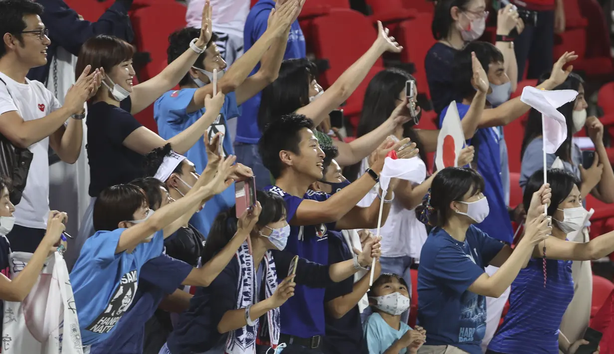 Suporter Jepang menyaksikan pertandingan kualifikasi Piala Dunia FIFA Qatar 2022 antara Oman dan Jepang di Sultan Qaboos Sports Complex, Muscat, Oman, Rabu (17/11/2021). Jepang menang tipis atas Oman 1-0. (AP Photo/Kamran Jebreili)