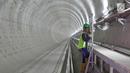 Pekerja menyelesaikan pembangunan proyek Mass Rapid Transit (MRT) di Jakarta, Kamis (19/10). Pembangunan MRT fase 1 (Lebak Bulus-Bundaran HI) ditargetkan pada akhir 2017 mencapai 90 persen. (Liputan6.com/Immanuel Antonius)