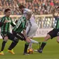 Gonzalo Higuain (tengah) dihadang pemain Sassuolo Leonardo Fontanesi, Paolo Cannavaro dan Luca Mazzitelli. (AFP / GIUSEPPE CACACE)