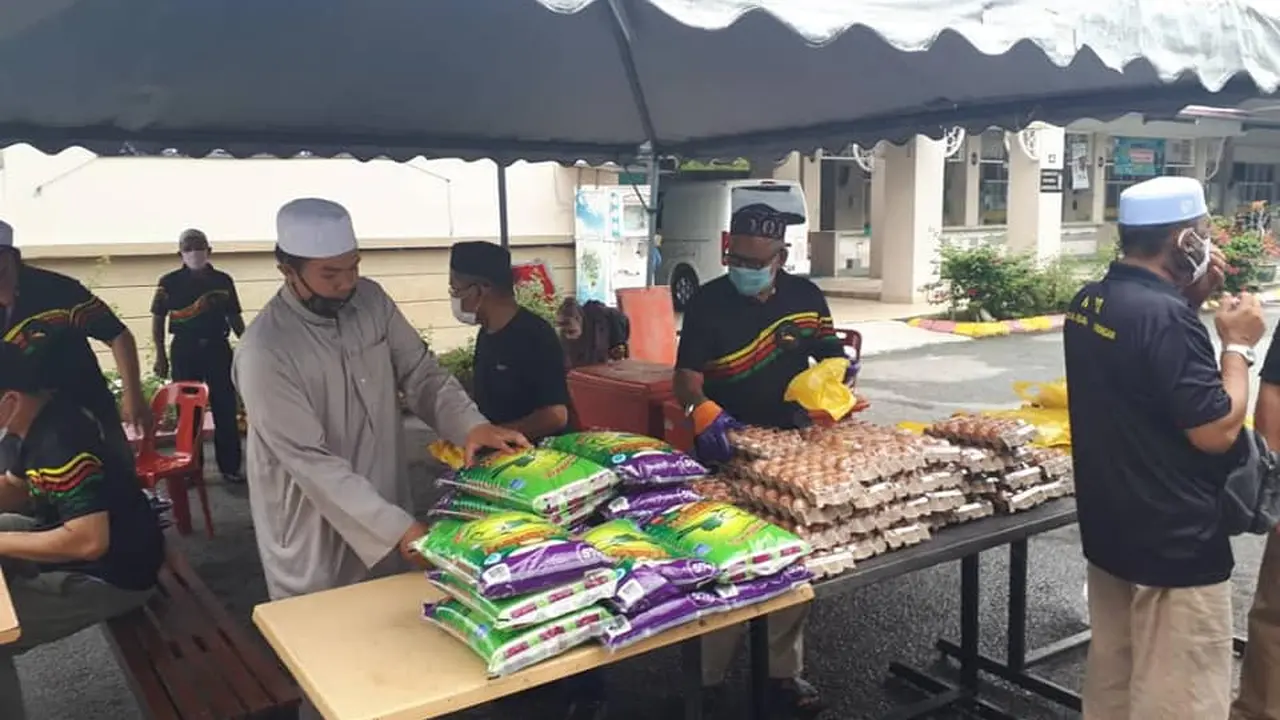 Akibat Lockdown, Masjid Ini Membagikan Sembako Gratis Kepada Masyarakat