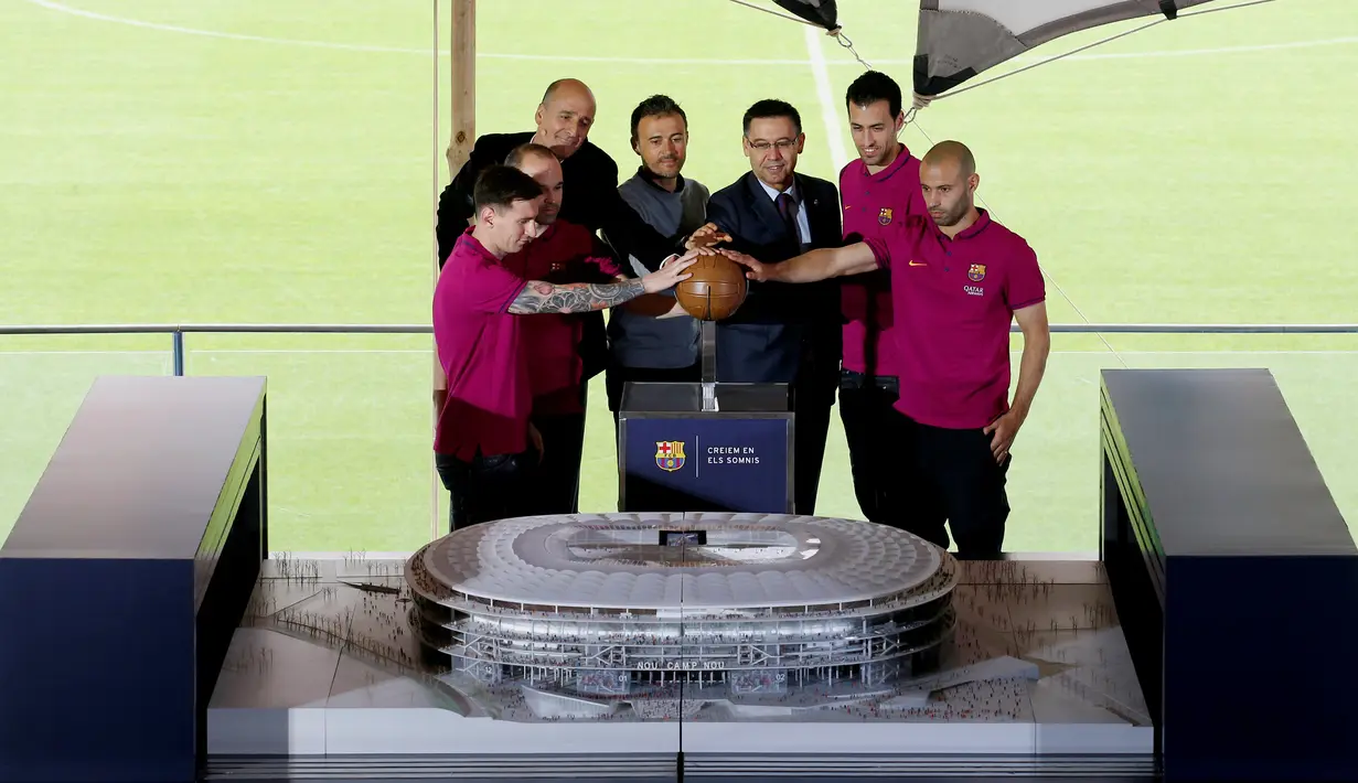 (ki-ka) Lionel Messi, Andres Iniesta, Direktur Jordi Moix, Luis Enrique, Josep Maria Bartomeu, Sergio Busquets, dan Mascherano secara bersama menekan bola saat presentasi maket proyek pemugaran Stadion Camp Nou (21/4). (REUTERS/Albert Gea)