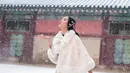 Di bawah hujan salju yang lembut dan dingin, sosoknya pun tetap terlihat menawan. Banyak netizen memuji penampilan Lyodra dalam pemotretan tersebut. Apalagi mantel yang dikenakannya pun terlihat sangat cocok dan keren. (Liputan6.com/IG/@lyodraofficial)