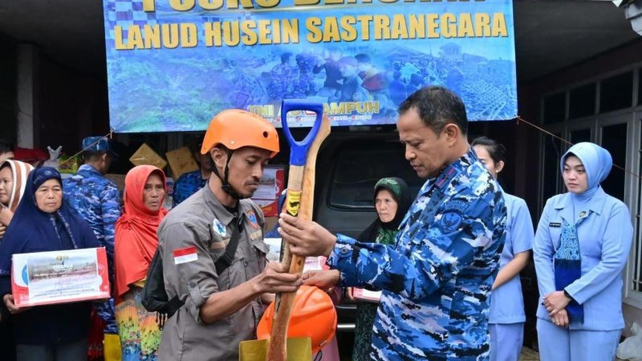 TNI AU Salurkan Bantuan Kemanusiaan dan Peralatan Evakuasi untuk Korban Longsor Cisarua