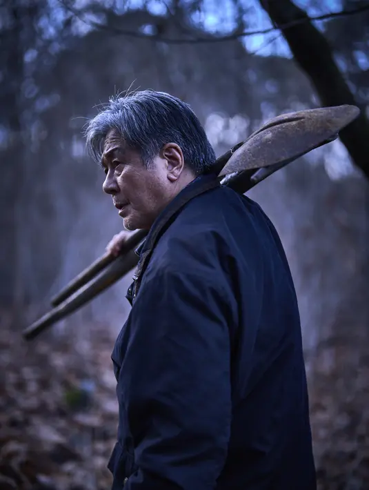 <p>Choi Min Sik berperan sebagai ahli feng shui Sang Deok yang bertugas menemukan lokasi wilayah tersebut. (Foto: Showbox via Soompi)</p>