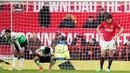 Ekspresi pemain Liverpool, Jarell Quansah dan Luis Diaz serta bek Manchester United, Harry Maguire (dari kiri ke kanan) usai pertandingan sepak bola Liga Premier Inggris di Stadion Old Trafford, Manchester, Inggris, Minggu, 7 April 2024. (AP Photo/Dave Thompson)