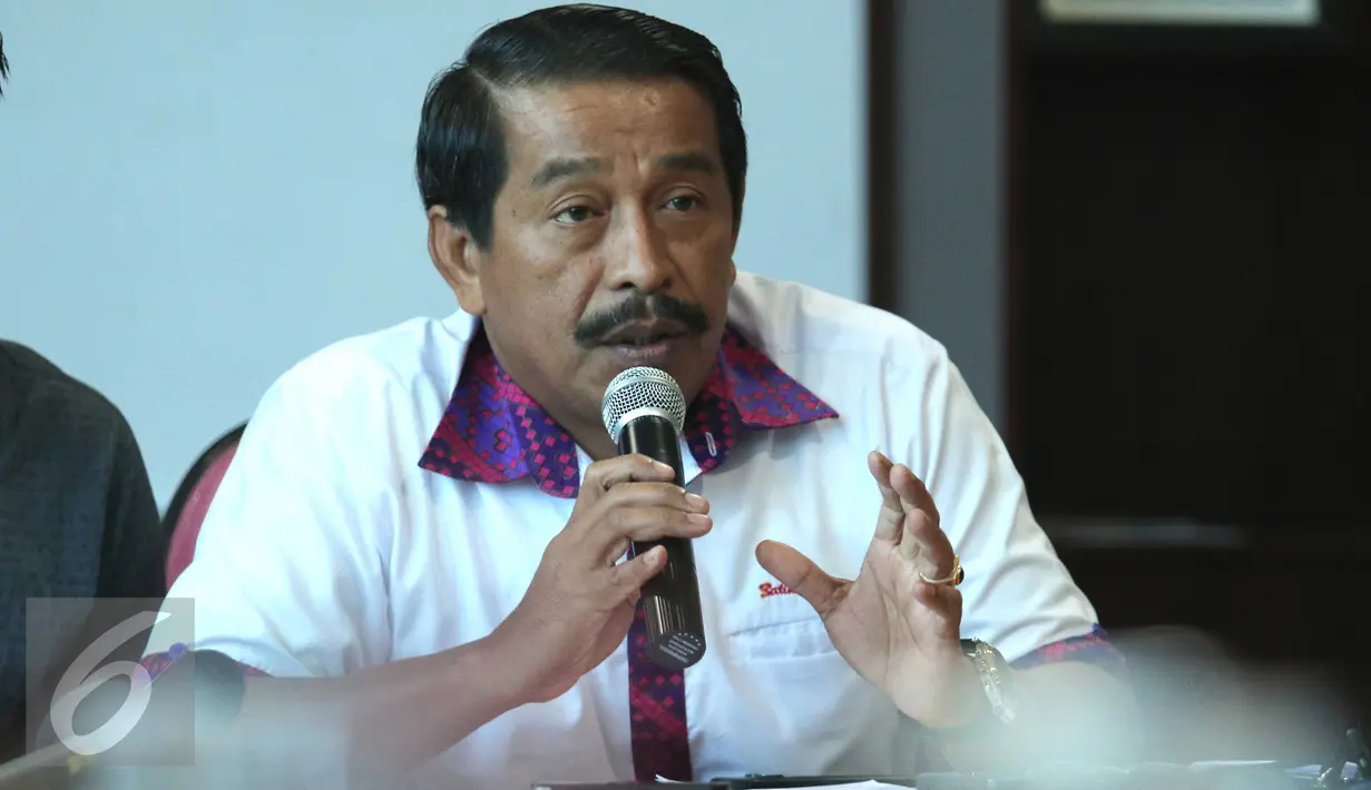 Presdir PT Lion Mentari Airlines, Edward Sirait saat menjelaskan perihal kecelakan pesawat Batik Air dengan Trans Nusa, Jakarta, Selasa (5/4). Edward meyakini pilotnya sudah mendapat izin take off. (Liputan6.com/Angga Yuniar)