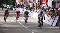Sebanyak 95 pembalap menjalani etape III Tour de Singkarak 2018 dengan jarak 150,4 kilometer, dari Dermaga Singkarak, Kabupaten Solok, menuju Istano Basa Pagaruyung, Kabupaten Tanah Datar, Sumatera Barat, Selasa (6/11/2018). (dok. Tour de Singkarak 2018)