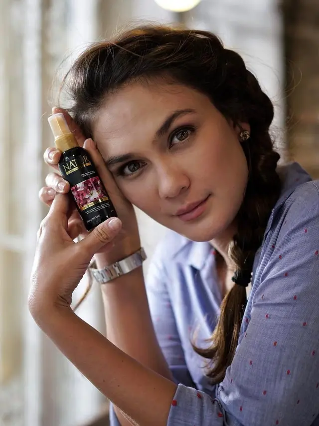 [Bintang] Selain Ponytail, Cek 5 Gaya Rambut Luna Maya yang Anti Ribet